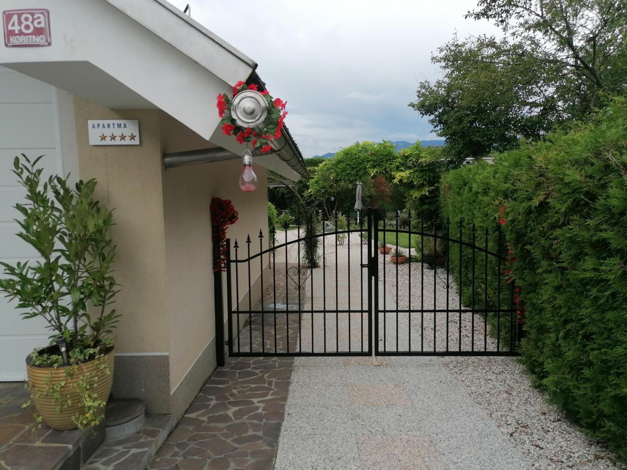 Garden Paradise Bled Apartments - Garden, Pond And Castle View Екстер'єр фото